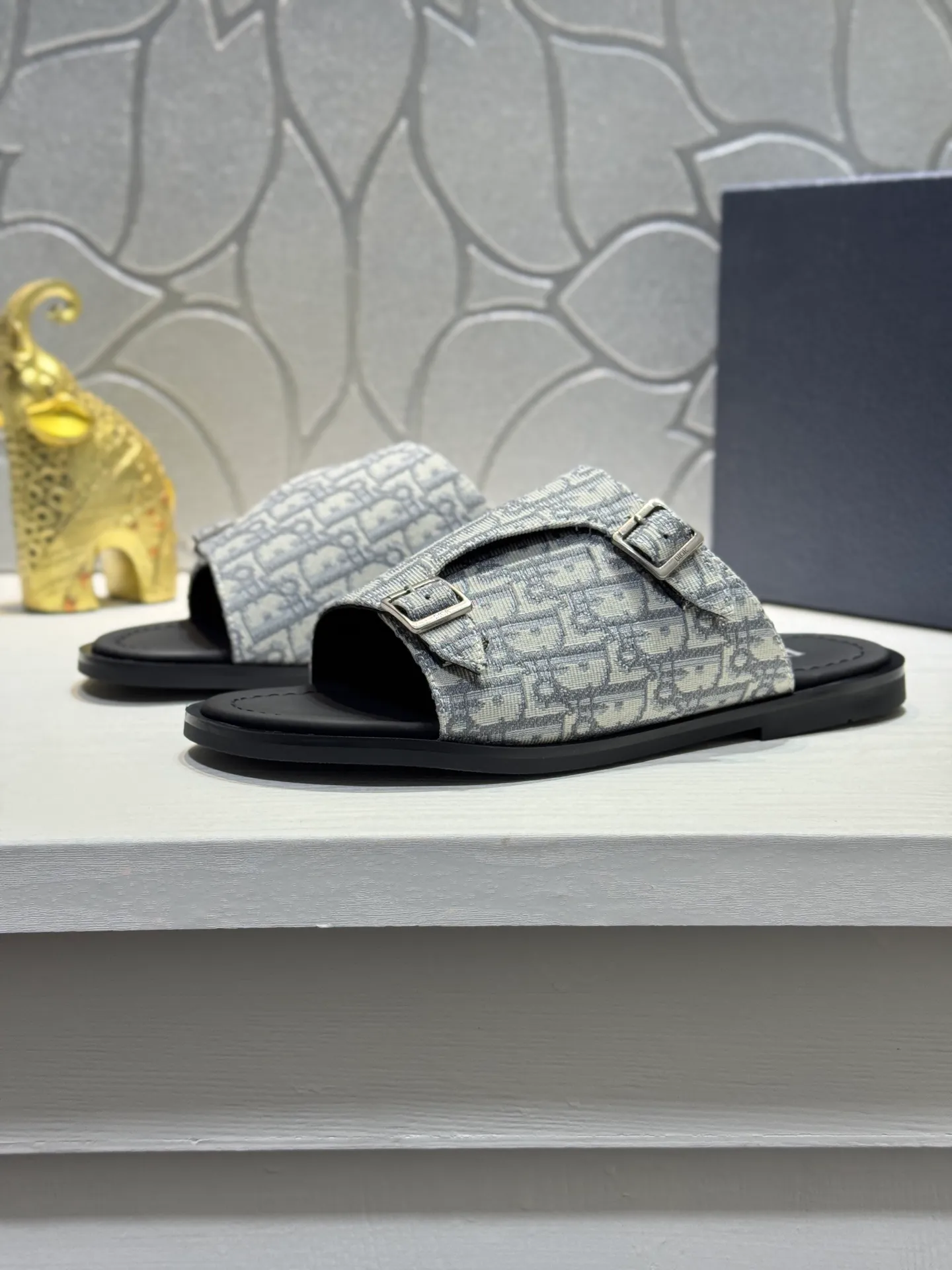 Men's men's shoes 💰320 [New style] 🦇🦇𝐂𝐡𝐫𝐢𝐬𝐭𝐢𝐚𝐧 𝐃𝐢𝐨𝐫 Dior slippers - the latest hot sandals, classic sandals, original replicas, super durable and versatile, cowhide leather with hardware accessories, very comfortable on the feet Look slim and white. Original molded outsole size: 38-44 (.45. Customized